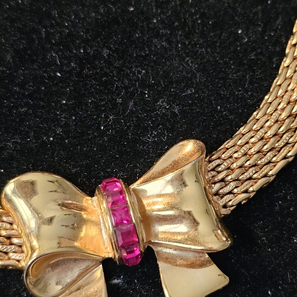 VINTAGE 16INCHES NECKLACE GOLDTONE, STAMPED. WITH A LETTER ON BACK OF BOW - Picture 7 of 11